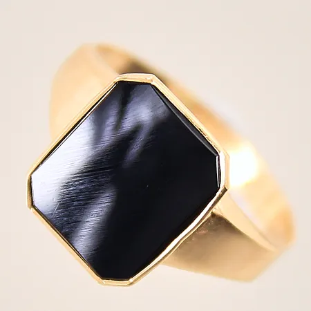 Ring med onyx, stl 18¼, bredd 3-12mm, något bucklig skena, 18K  Vikt: 2,6 g