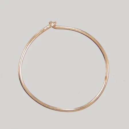 Udda örring, Ø15,6mm, bredd 0,6mm, ojämnheter, ostämplad, 18K, Vikt: 0,2 g