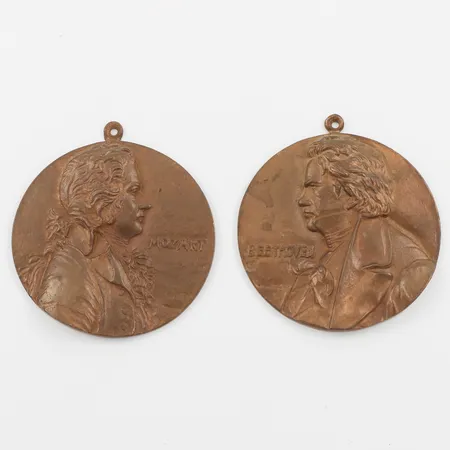 Reliefer 2 st Brons, Beethoven och Mozart, diameter ca 9 cm.