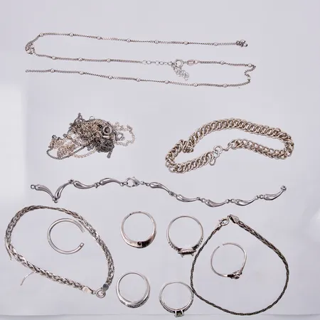 4 Kedjor, 4 armband, 6 ringar, defekta, saknar stenar, silver Vikt: 52 g