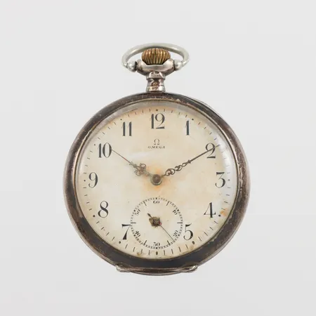 Fickur Omega, defekt urtavla, diameter ca 5 cm, silver.