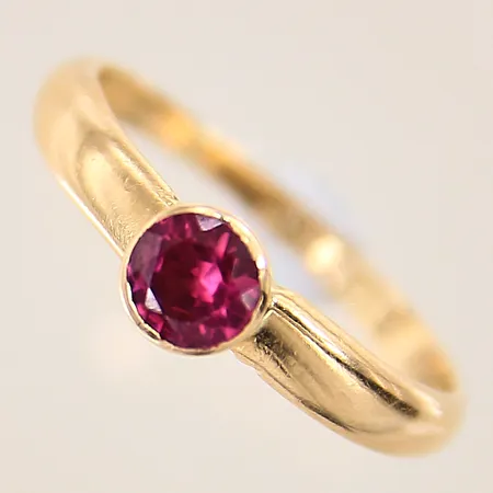 Ring med syntetisk rosa safir, stl 16½, bredd 2-5mm, 18K  Vikt: 2,1 g