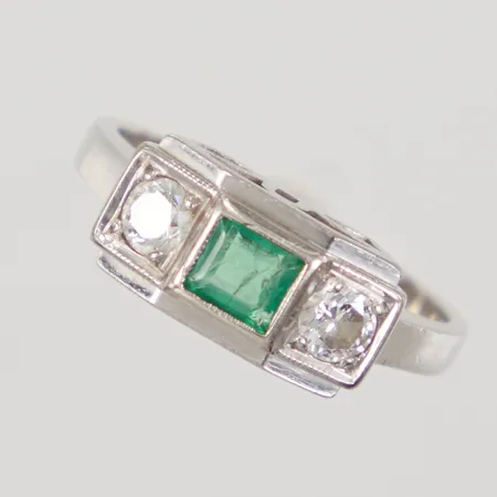 Ring, stl 15, bredd 1,9-6,3mm, briljantslipade diamanter ca 2 x 0,10ct, grön sten troligen smaragd, sprickor, nagg, vitguld, 18K,  Vikt: 3,7 g