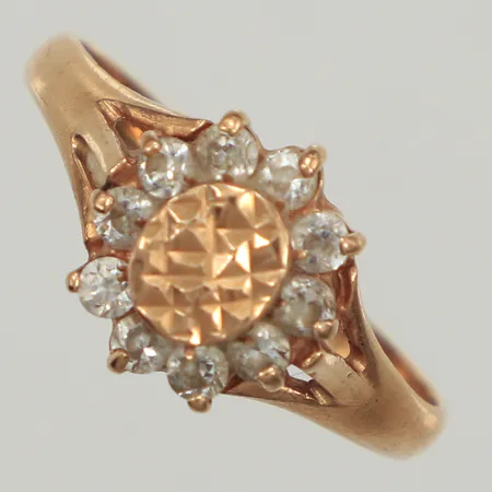 Ring, vita stenar, stl 17½, bredd 2,2-10,2mm, skev skena, 14K Vikt: 2,2 g