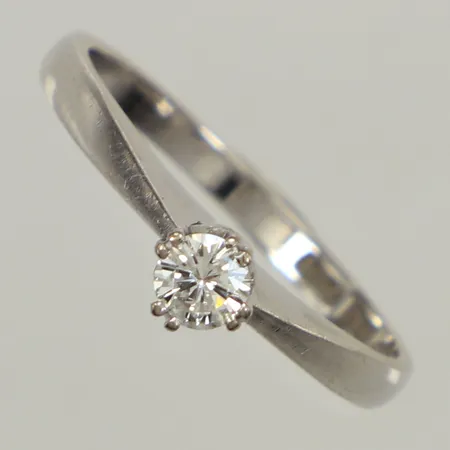 Ring diamant 0,21ct enligt gravyr, stl 18¼, bredd 4,7mm, vitguld, 18K 2600 Vikt: 3,1 g