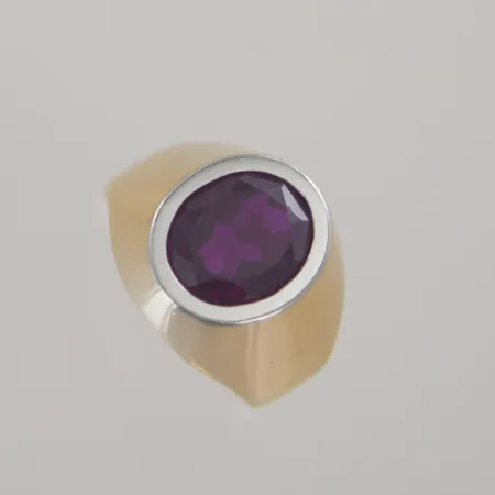 Ring med röd sten , Ø 17,75 mm ,18k Vikt: 6,9 g
