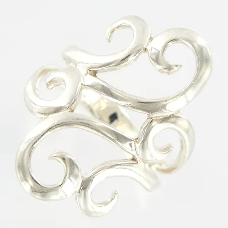 Ring med genombruten dekor, stl 16¾, bredd 3-27mm, silver 925/1000 Vikt: 4,3 g
