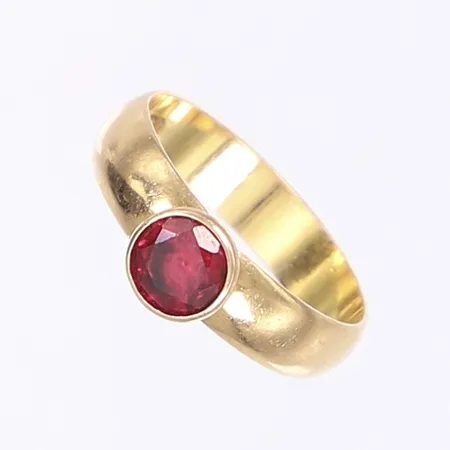 Ring med röd sten, stl 17½, bredd 4-6mm, 18K Vikt: 3,9 g