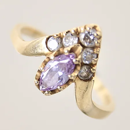 Ring med vita samt lila stenar, stl 18¼, bredd 2-13mm, 14K  Vikt: 3,1 g