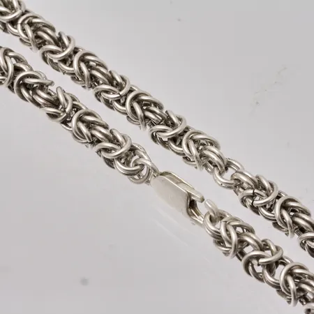 Kedja i silver, 63cm, kejsarlänk, bredd 5,4mm, 925/1000, defekt länk på ett ställe, vikt 68,15g.