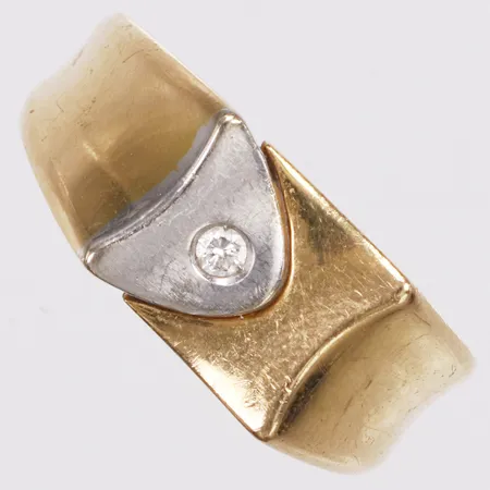 Klackring, diamant ca 0,05ct, stl 20, bredd 4,3-9,7mm, vitguldsdetalj, italienska stämplar, 18K  Vikt: 7,7 g