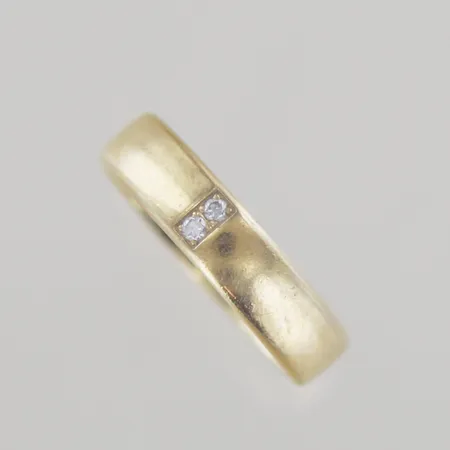 Vigselring med diamanter 0,04ct, Ø 18 mm, bredd 5 mm. 18k graverad Vikt: 6,2 g