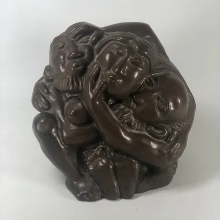 Skulptur, Åke Holm (1900-1980), egen verkstad i Höganäs, "Susanna och gubbarna", brunglaserat stengods, signerad Åke Holm, höjd 23, längd 22cm Skickas med postpaket.