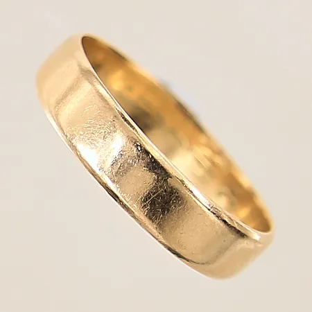 Ring, stl 20½, bredd 5mm, gravyr, 18K  Vikt: 4,4 g