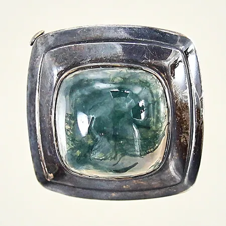 Brosch med grön sten, troligen mossagat, Ø28mm, oxiderad, silver 835/1000 Vikt: 8,5 g