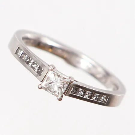 Ring med prinsesslipade diamanter 1x0,30ct samt 5x0,01ct, gravyr, Platina 950/1000 Vikt: 4,9 g