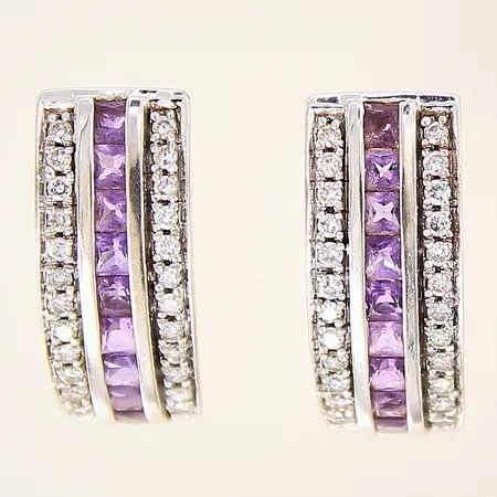 Ett par örhängen med diamanter 48 x ca 0,005ct, samt lila stenar, 15x7mm, stopp i metall, vitguld, ostämplade, 18K  Vikt: 6,5 g