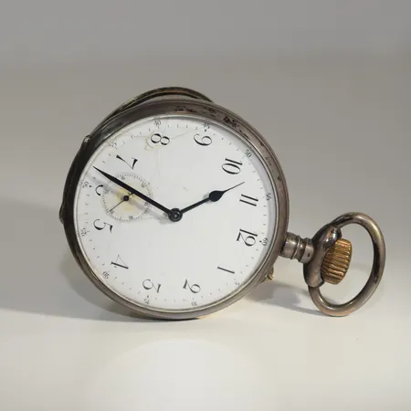 Fickur Silver 800 i såväl ytter- som innerlock Baksidans boett med graverat svenska riksvapnet. Innerlocket graverat med text Ancre ligne droite mm se bild Diameter 7 cm Fungerar, vi lämnar ingen funktionsgaranti. Vikt: 286 g