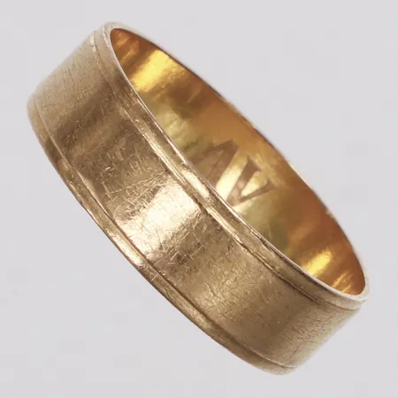 Ring, slät, stl 18¼, bredd 5,8mm, monogram på insidan, 21K  Vikt: 4 g