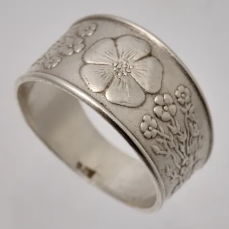  Ring i silver, stl 19½, Hälsingering, bredd 6-12,3mm, 925/1000, vikt 4,55g.