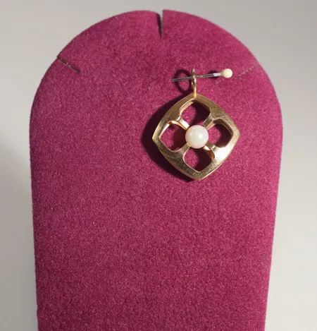  Hänge med pärla , Längd 2,4 cm, 14k Vikt: 1,4 g