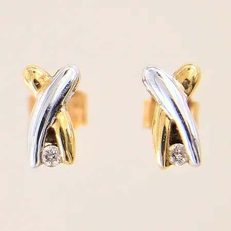Ett par örhängen med diamanter 2 x ca 0,02ct, 8x5mm, delvis vitguld, 18K  Vikt: 1,5 g