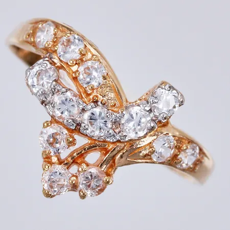 Ring med vita stenar, stl: 17, bredd: ca 2-12 mm, 21K Vikt: 2,4 g