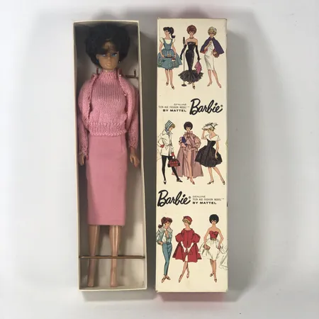Docka, "Midge" / Barbie, Mattel 1962 enligt märkning, klädd rosa dräkt, bubblecut frisyr, örhängen korroderade/missfärgade, originalkartong  Vikt: 0 g Skickas med paket.