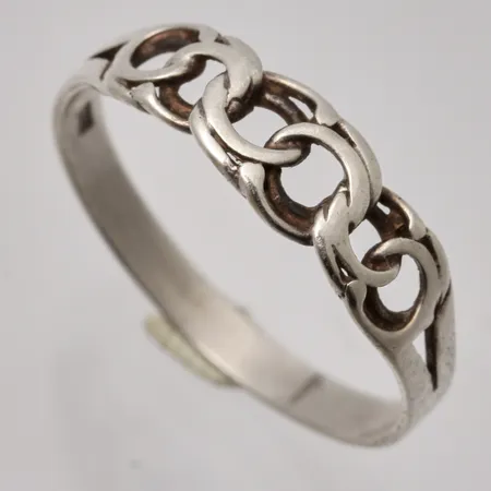 Ring i silver, stl 18¾, bredd 2,6-5,5mm, 925/1000, vikt 1,34g.