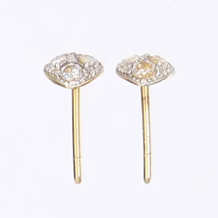 Ett par hjärtformade örhängen med vita stenar, ca 5x5mm, 18K Vikt: 0,8 g