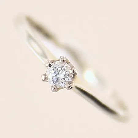 Ring med diamant ca 0,12ct, stl 17¼, bredd 1-4mm, vitguld, 18K  Vikt: 1,7 g