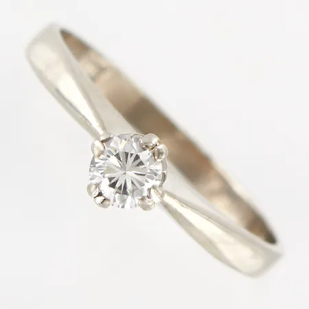 Ring vitguld med diamant 0,35ct, stl 18¾, bredd ca 5mm, 18K Vikt: 3,1 g