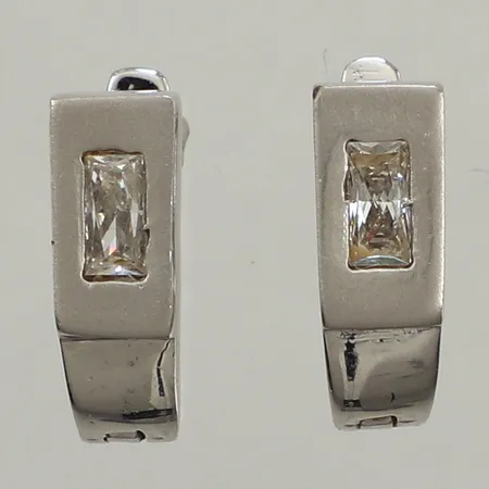 Ett par örhängen, längd 18mm, bredd 5,3mm, vita stenar, vitguld, 14K  Vikt: 4,3 g