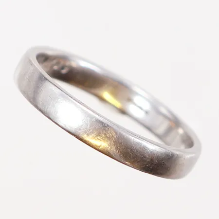 Ring slät, stl 21½, bredd: 4mm, gravyr, Platina 950/1000 Vikt: 8,5 g