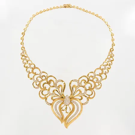 Collier halvstelt med vita stenar, ca 44cm, Hängande del: 80mm, bredd: ca 5-40mm, smärre skevheter, 21K, etui  Vikt: 51,1 g