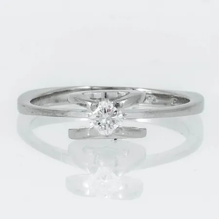 Ring i 18K vitguld med 1 x c:a 0,17ct briljantslipad diamant. Den är i storlek16¾, är 1,8 - 5 mm bred och väger 3,0g. 