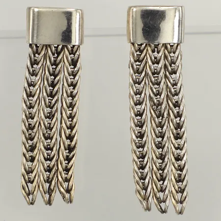 Ett par örhängen, längd 35mm, bredd 10mm, saknar en snurrebuss, 925/1000 silver  Vikt: 9,4 g