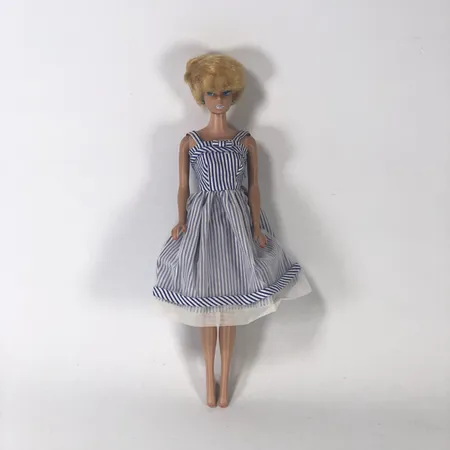 Docka Barbie /Midge, märkt Mattel 1958/1962, med bubblecut frisyr, missfärgad kring öronen, höjd ca 30 cm Skickas med paket.