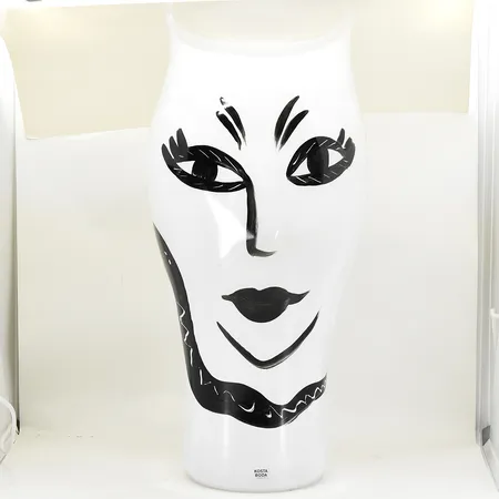 Vas, Open Minds, Artist Choice, signerad Ulrika Hydman Vallien, signerad, serienr 70406, etikettmärkt Kosta Boda, höjd ca 35 cm, svart/vitt glas. Skickas med postpaket.