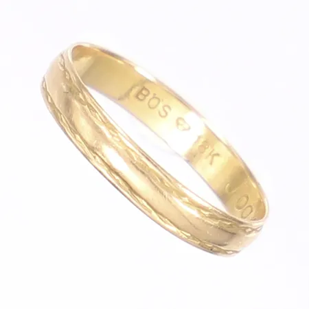 Ring, stl 16½, bredd 3mm, skev, gravyr, 18K Vikt: 1,3 g