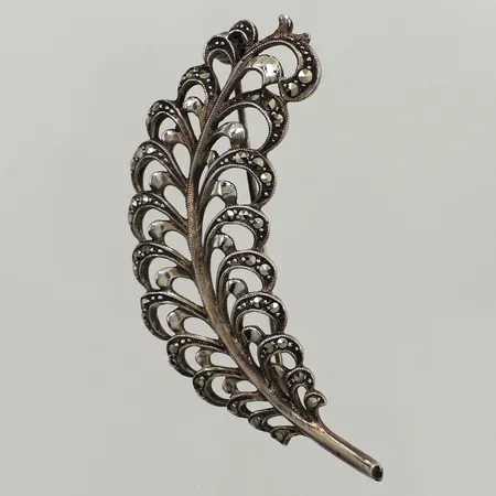 Brosch, markasiter, bredd 19,6mm, importstämpel, silver Vikt: 8,9 g