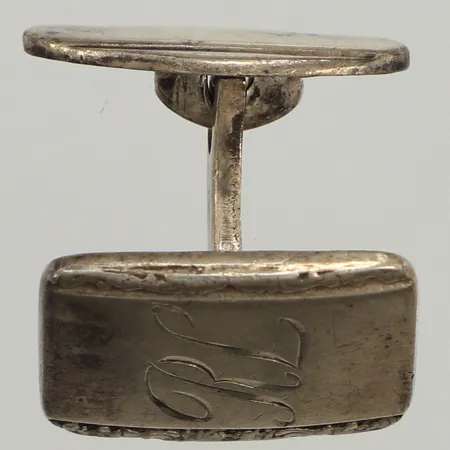 En udda manschettknapp, gravyr, silver Vikt: 6,7 g