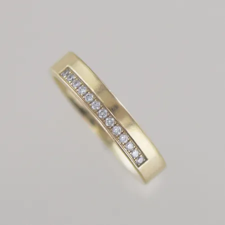 Alliansring med diamanter 0,13ct, Ø 17,5 mm bredd 4 mm. 18k Graverad förnamn/hjärta. Vikt: 5 g