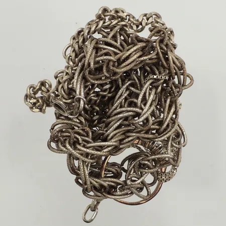 Tre kedjor, defekta, en ring, defekt, silver Vikt: 53,8 g