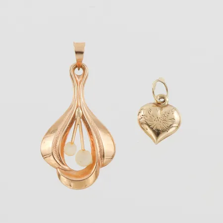 Hängen 2 st, höjd ca 1.2-27.3 mm, 18k. Vikt: 1,1 g
