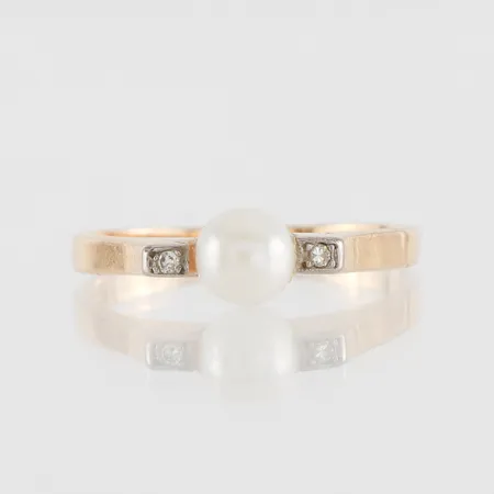 Ring med pärla och 2 st små diamanter, storlek 17 ¼ mm, bredd 1.5-5.2 mm, 18k. Vikt: 2,3 g