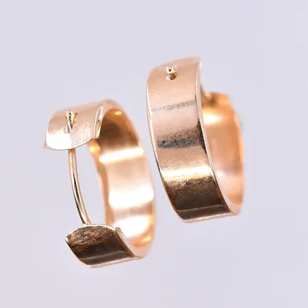 Ett par örhängen, Ø13 mm, bredd 5 mm, 18K. Vikt: 0,9 g