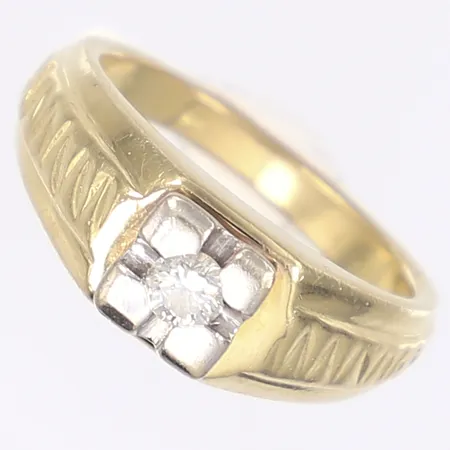Ring med syntetisk diamant, totalt ca 0,20ct, stl 18¾, bredd 3-8mm, 14K Vikt: 8,5 g