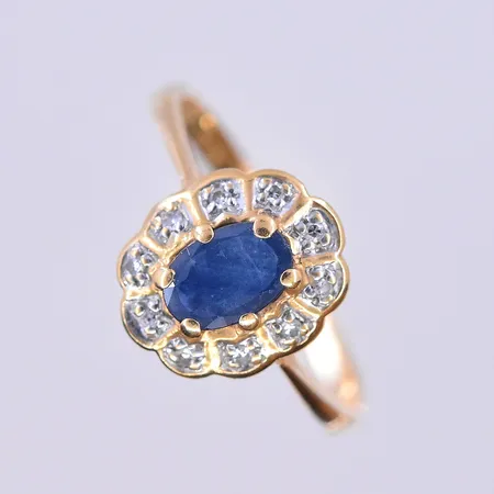 Ring med blå sten och vita stenar, stl 16½, bredd 2-10 mm, 18K. Vikt: 2,4 g