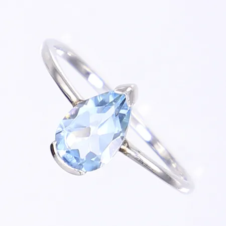 Ring med slipad ljusblå sten, stl 17½, bredd 1-10mm, GHA/Guldfynd, silver 925/1000 Vikt: 1,8 g